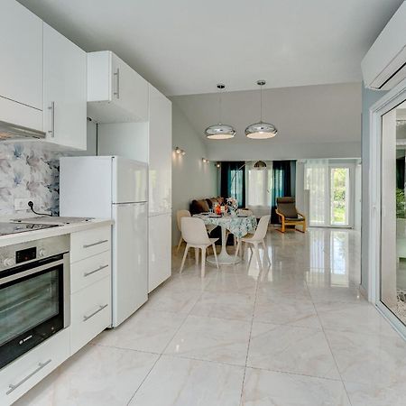 Beautiful Bungalow In Island Village アデヘ エクステリア 写真