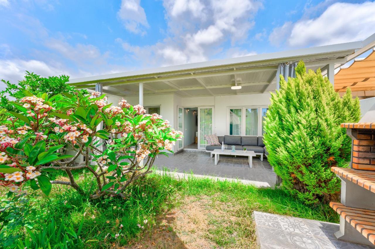 Beautiful Bungalow In Island Village アデヘ エクステリア 写真